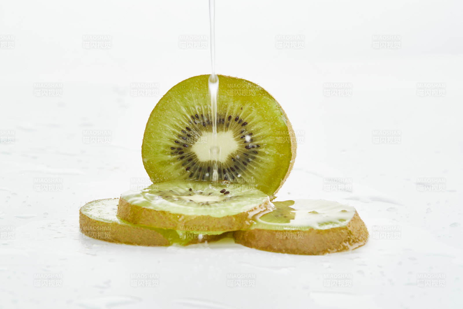 白色背景上摆放的水润猕猴桃切片