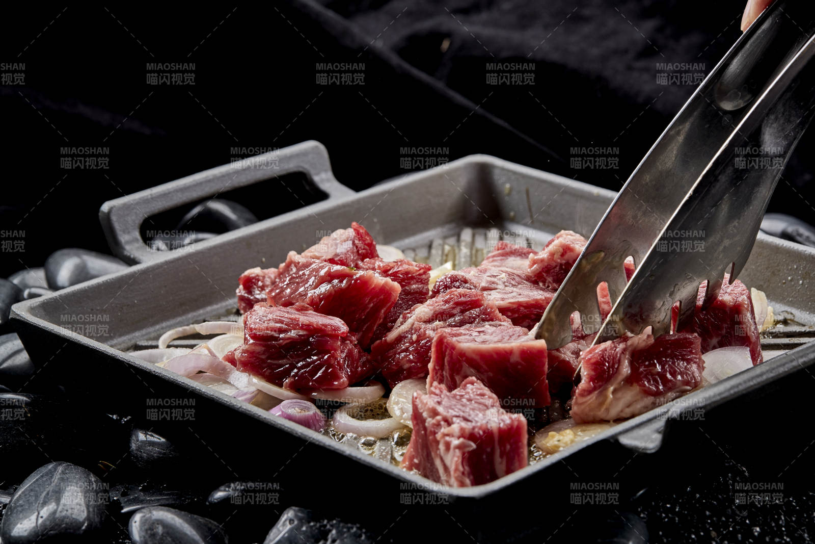 燃烧着火焰的铁板杏鲍菇牛仔粒