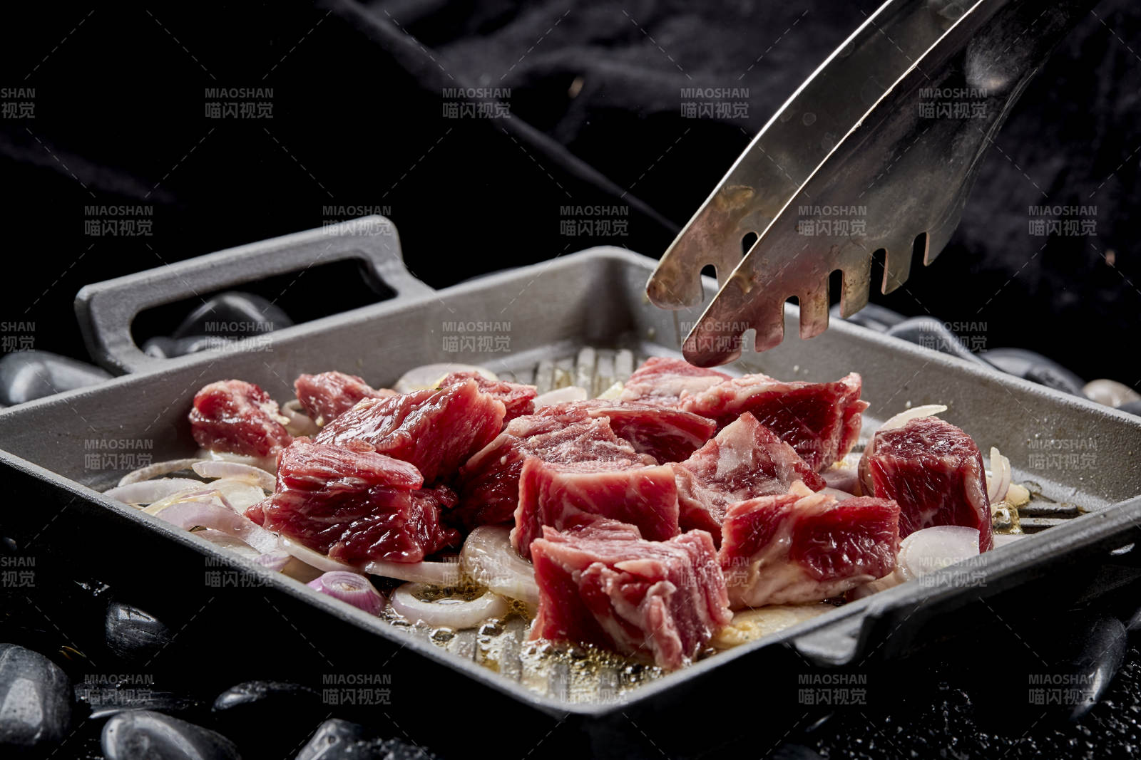 燃燒著火焰的鐵板杏鮑菇牛仔粒