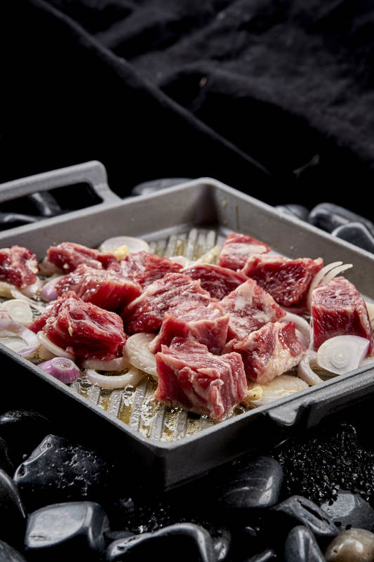 燃烧着火焰的铁板杏鲍菇牛仔粒