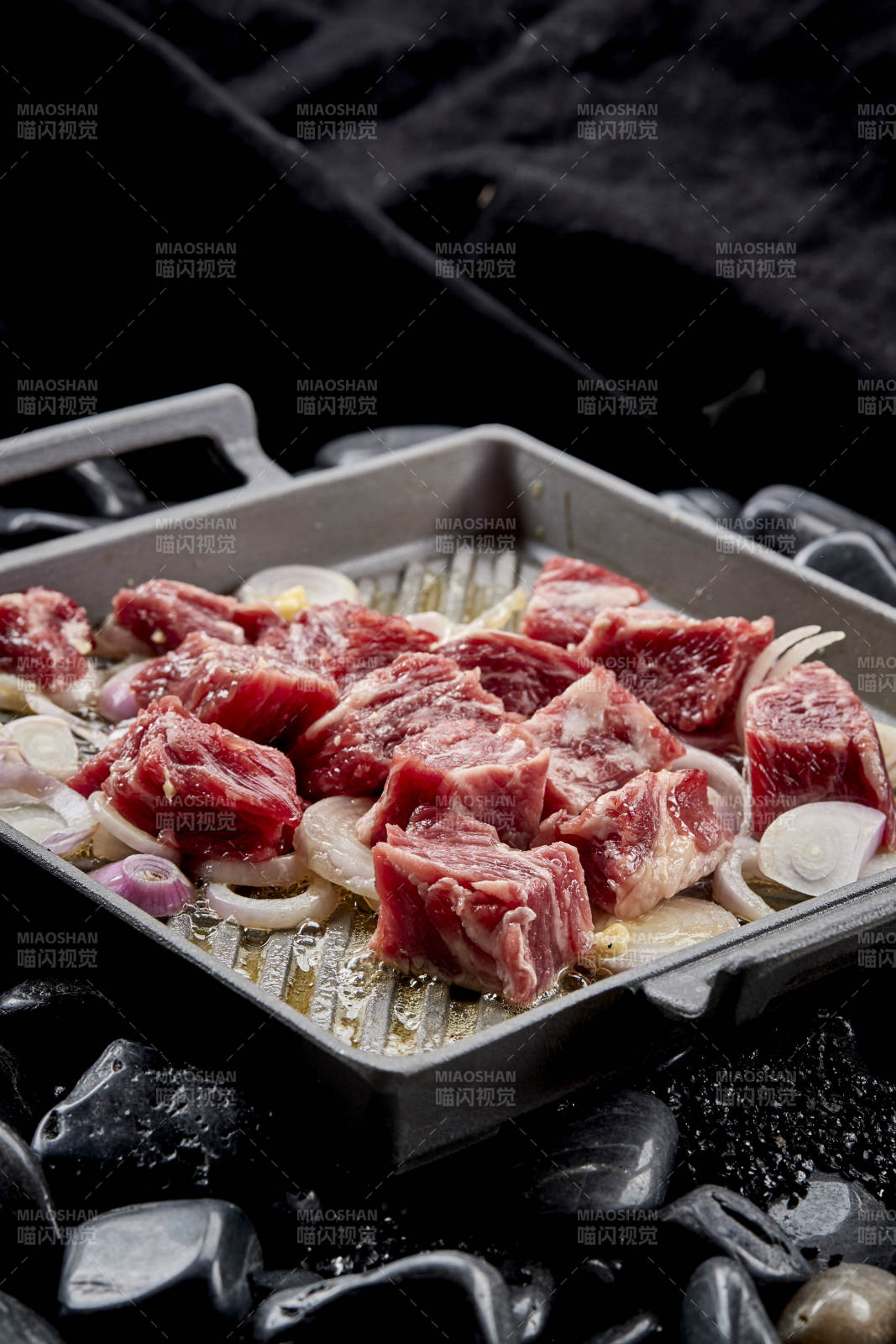 燃烧着火焰的铁板杏鲍菇牛仔粒