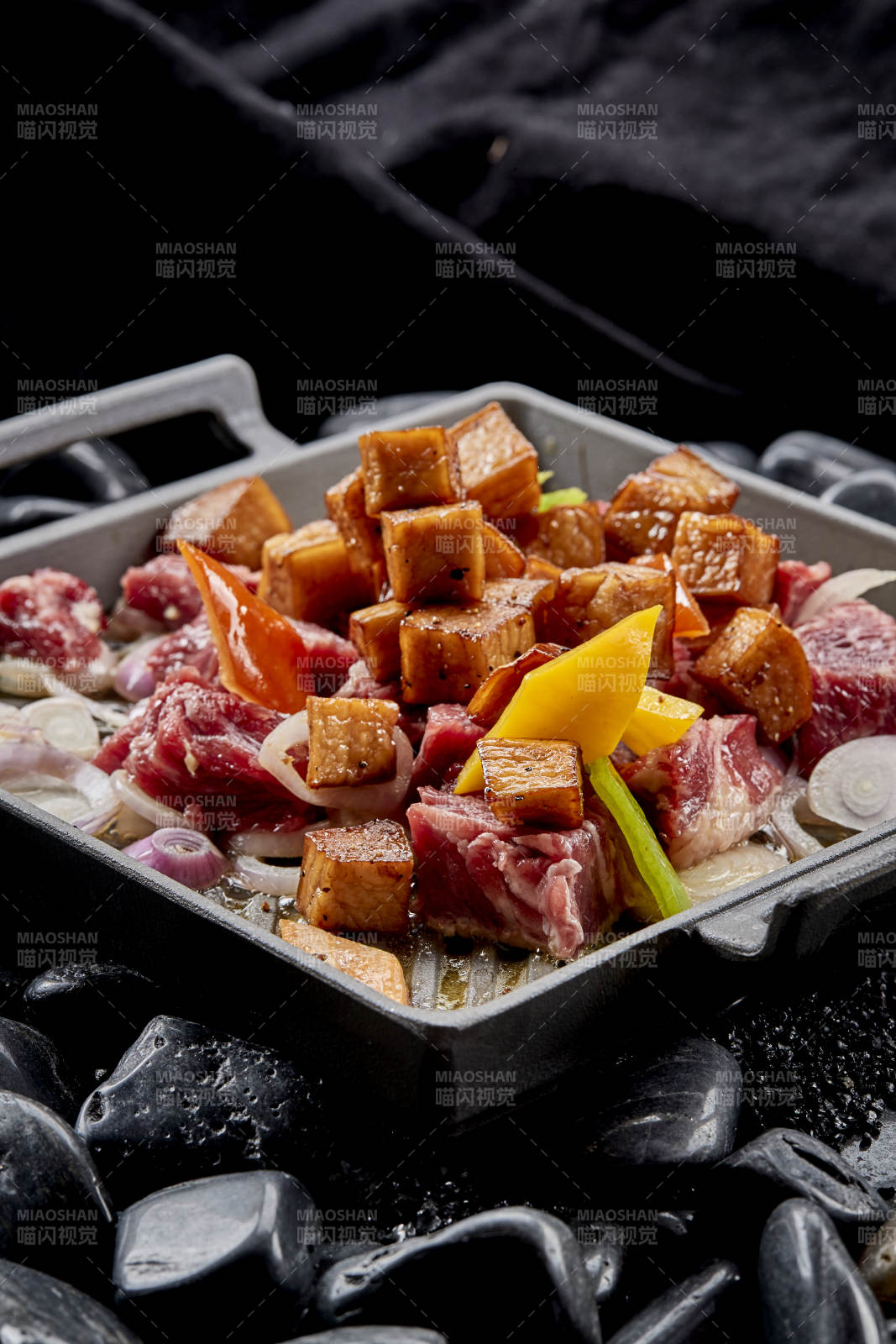 燃烧着火焰的铁板杏鲍菇牛仔粒