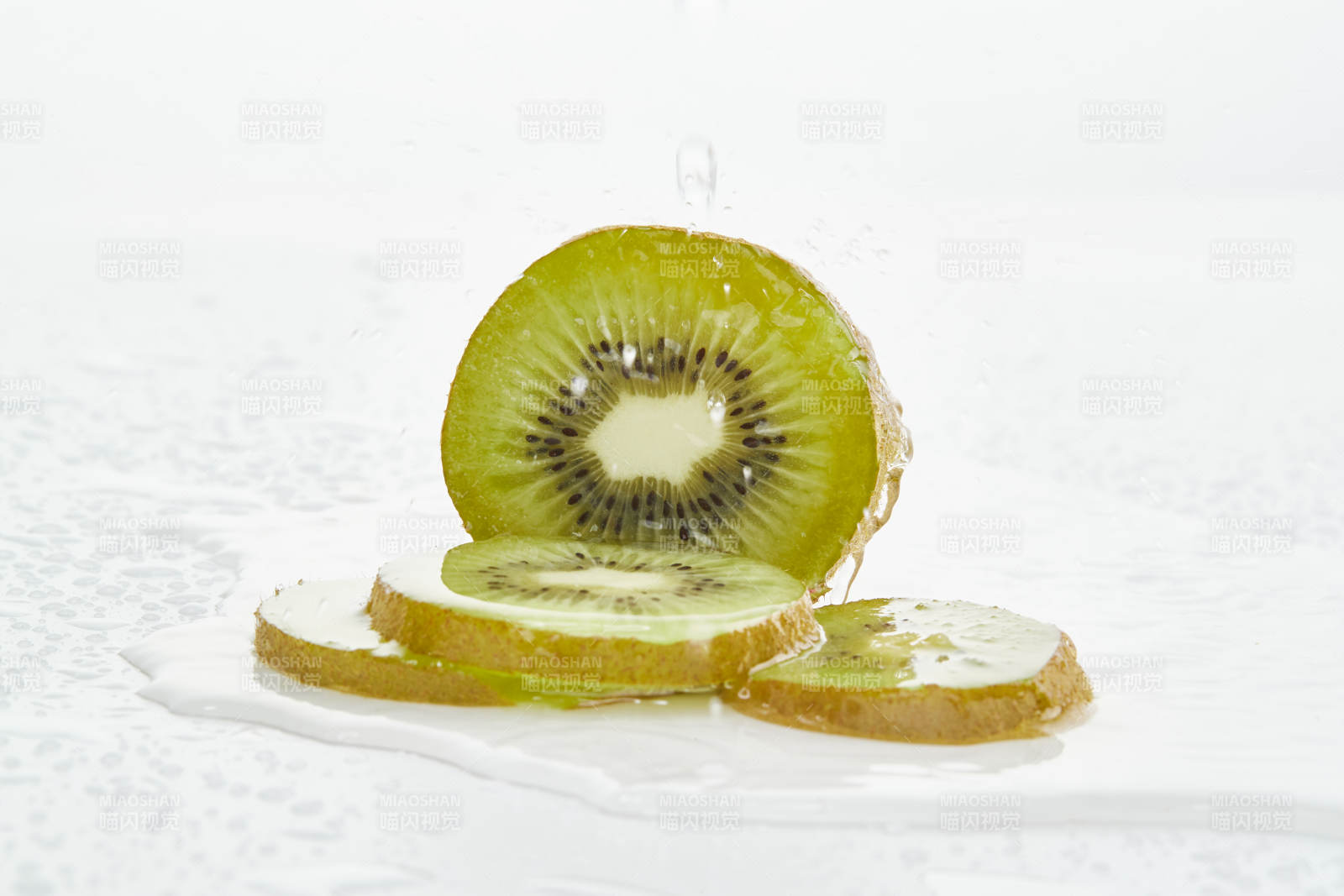 白色背景上摆放的水润猕猴桃切片
