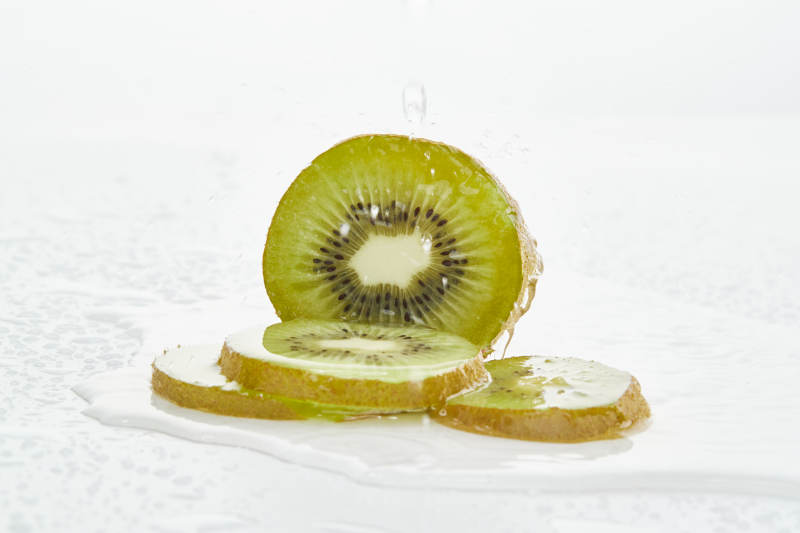 白色背景上摆放的水润猕猴桃切片