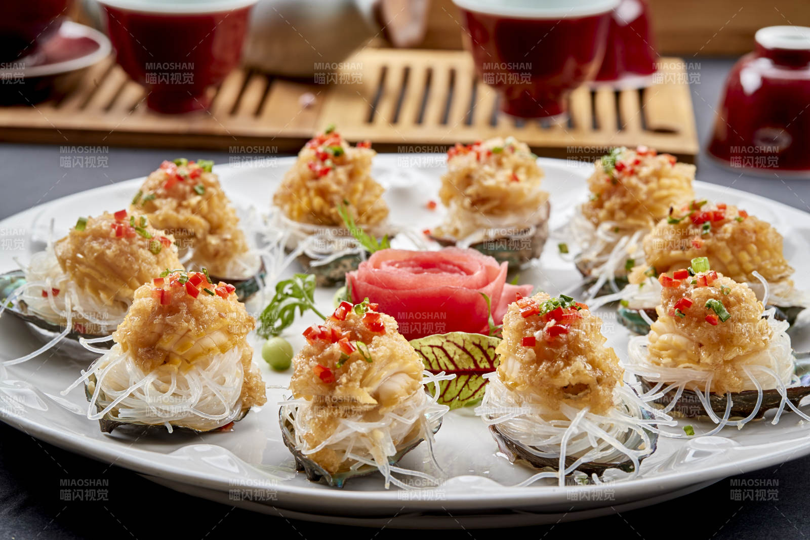 传统海鲜美食蒜蓉粉丝蒸鲜鲍鱼-摄影图