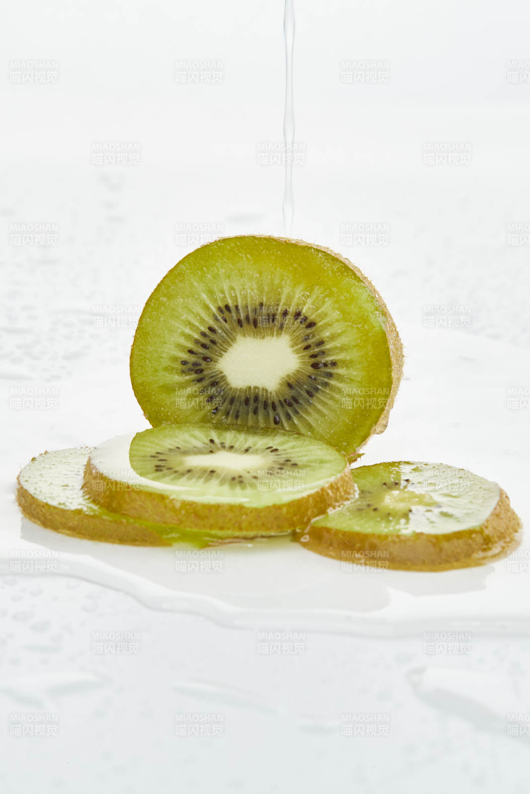 白色背景上摆放的水润猕猴桃切片