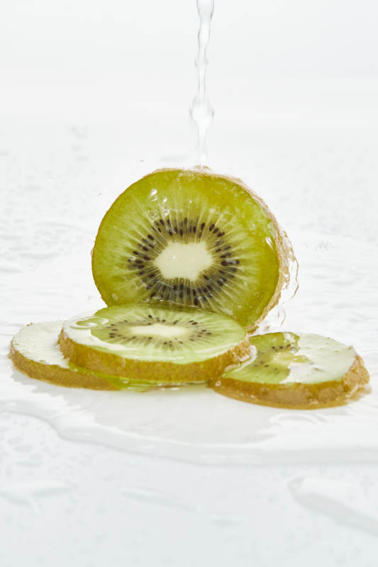 白色背景上摆放的水润猕猴桃切片