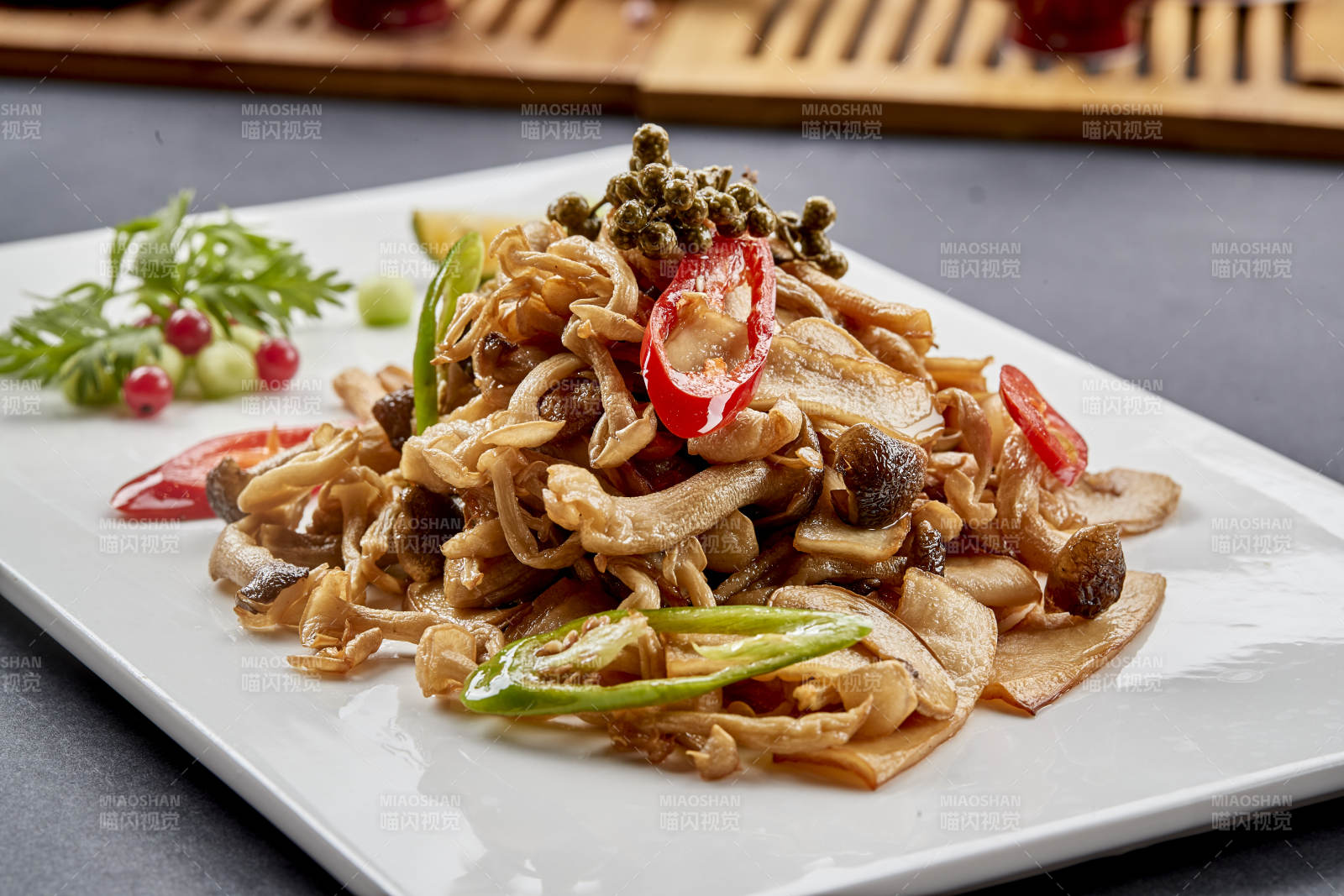 方瓷盘装的麻辣油炸鲜杂菌-摄影图