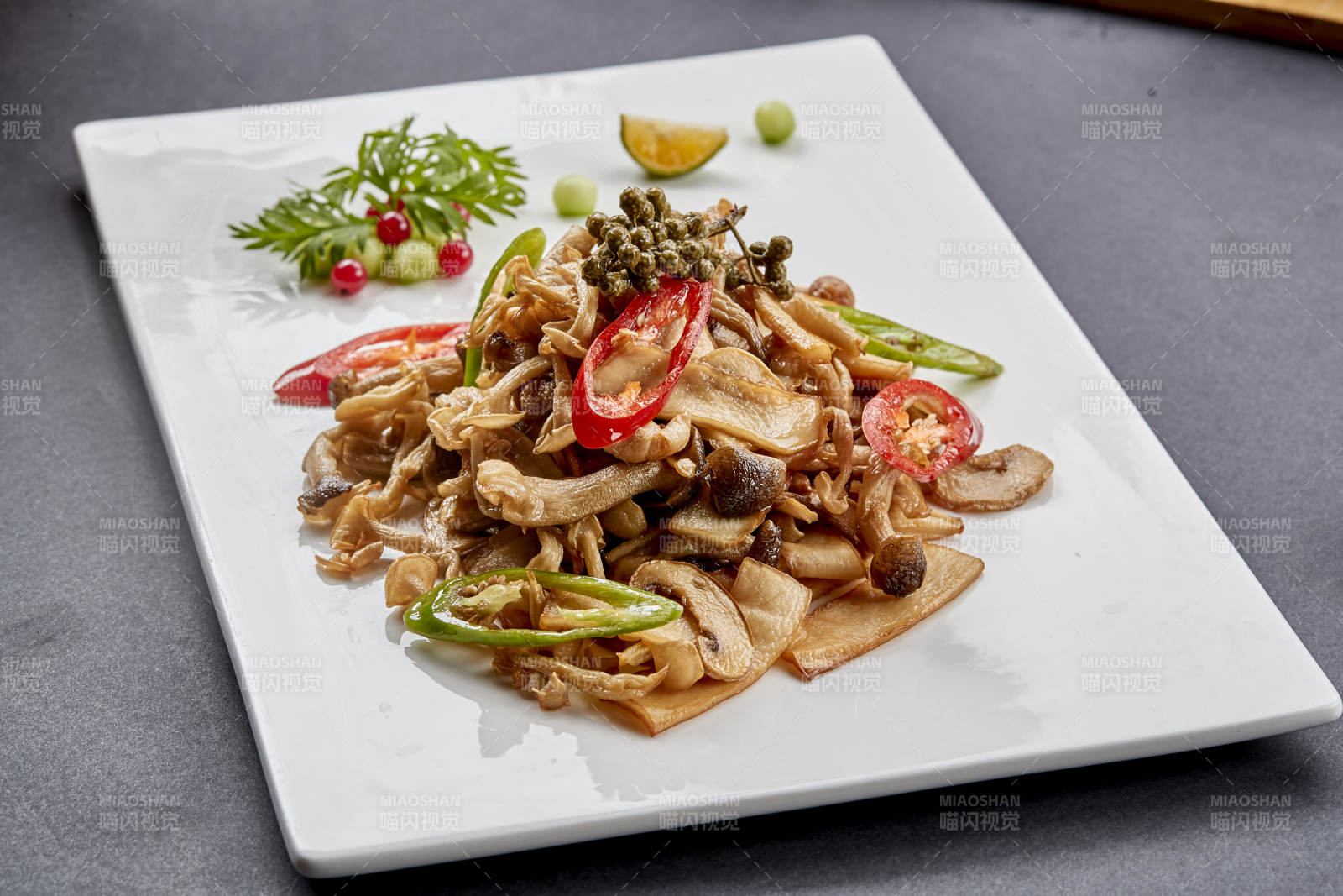 方瓷盘装的麻辣油炸鲜杂菌-摄影图