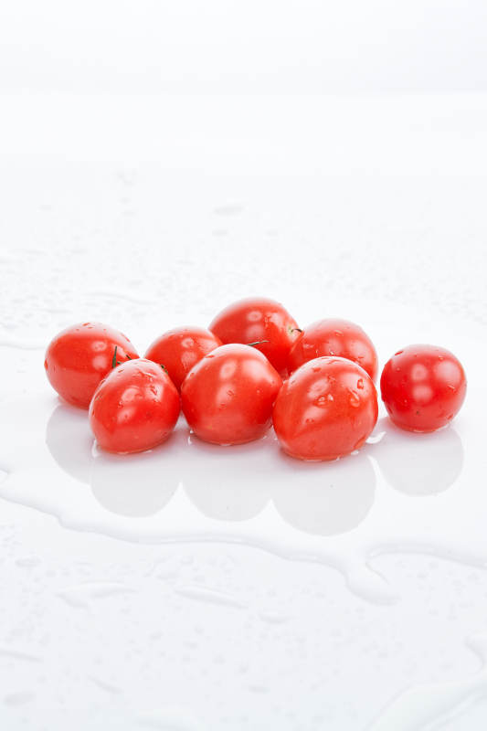 白色背景上摆放的鲜红圣女果