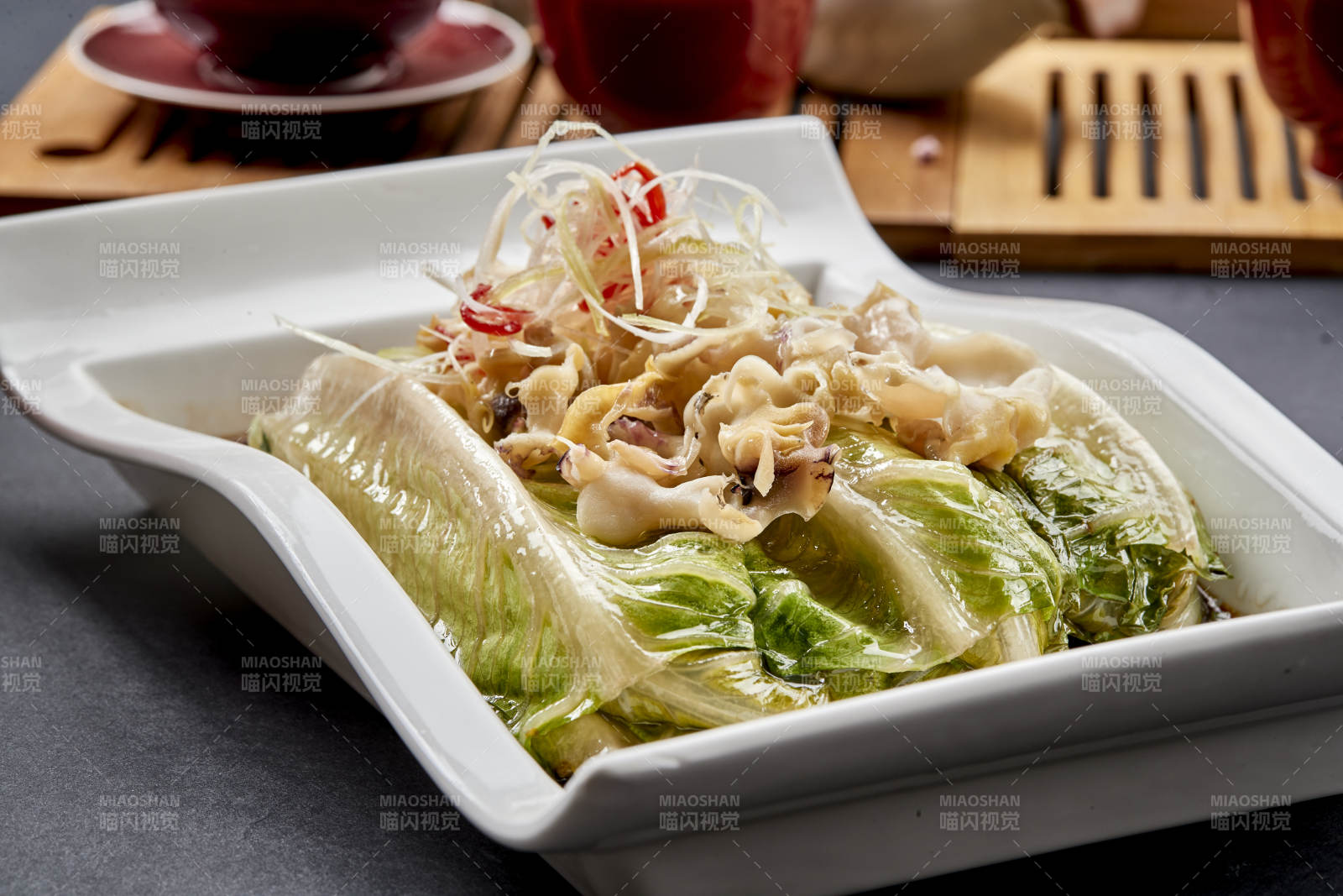 长瓷盘装的清蒸浇汁生菜螺片