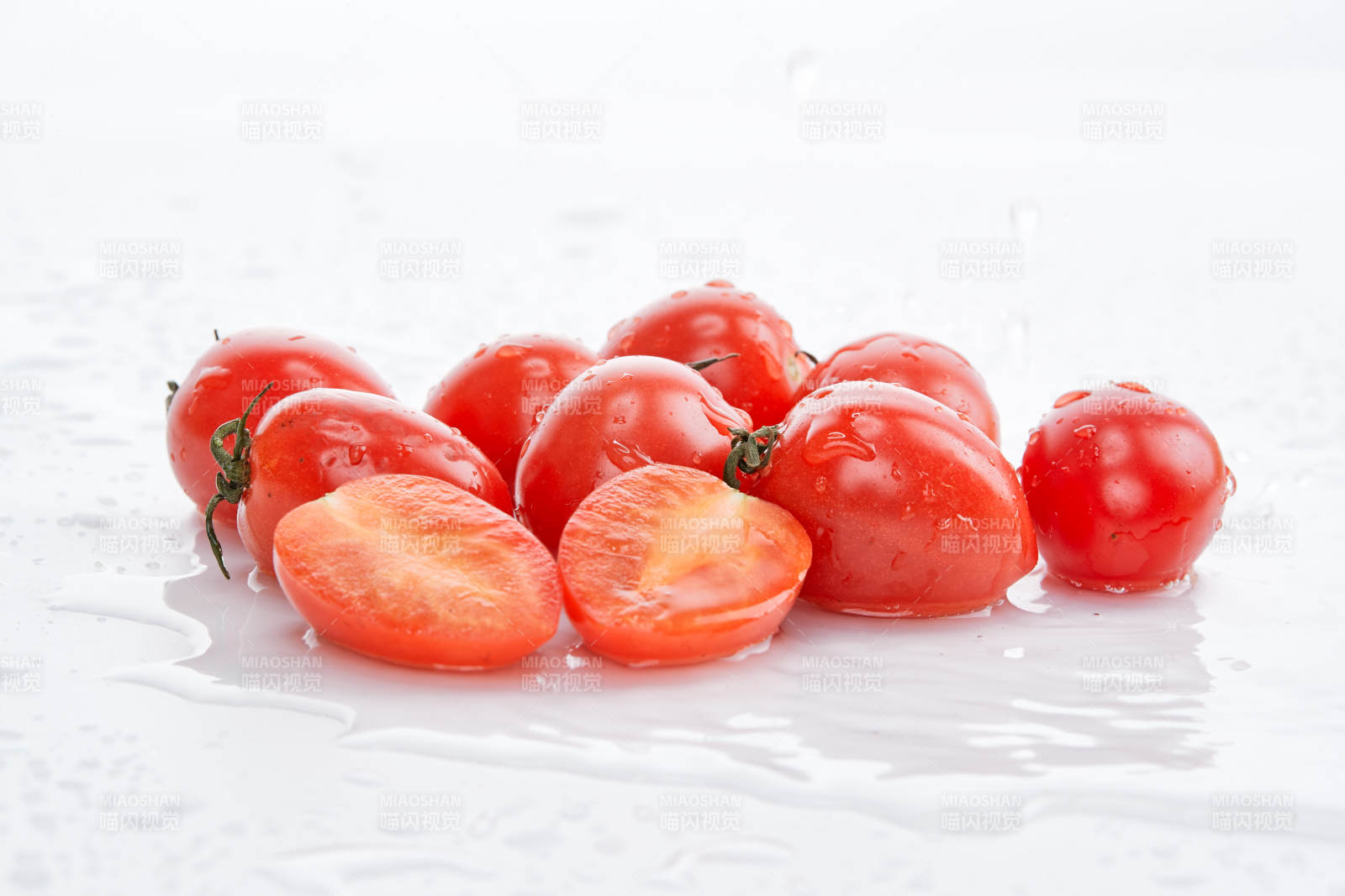 白色背景上摆放的鲜红圣女果