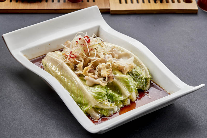 长瓷盘装的清蒸浇汁生菜螺片