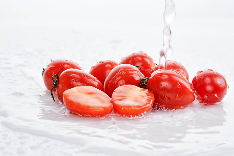 白色背景上摆放的鲜红圣女果