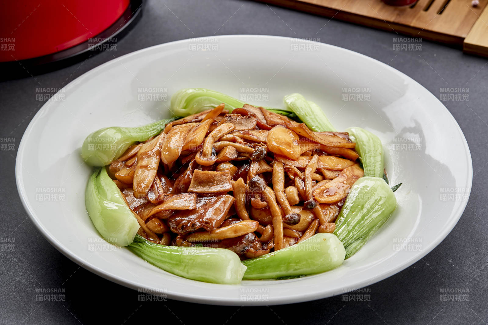 白色瓷盘装的美味鲁菜葱烧杂菌