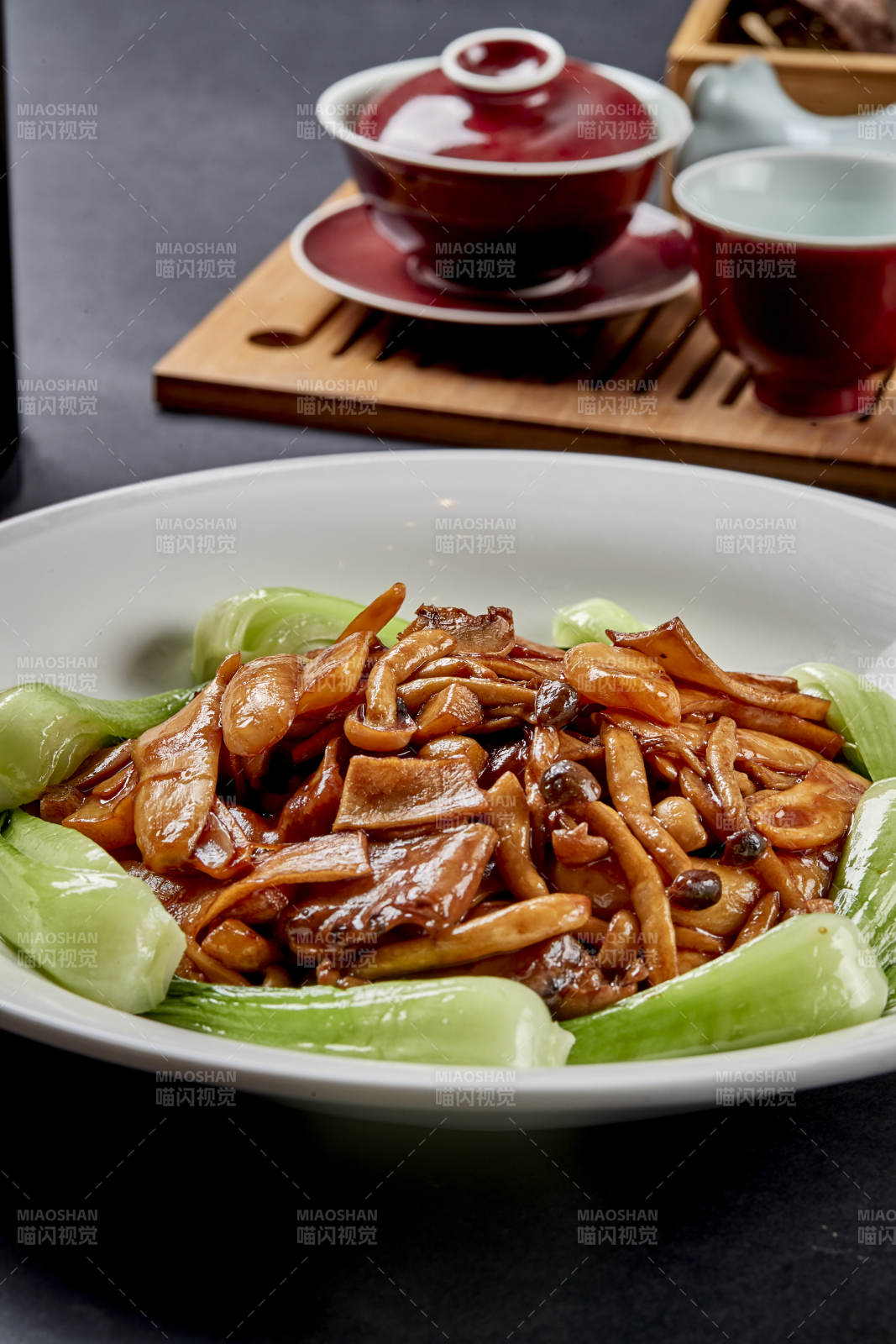 白色瓷盘装的美味鲁菜葱烧杂菌