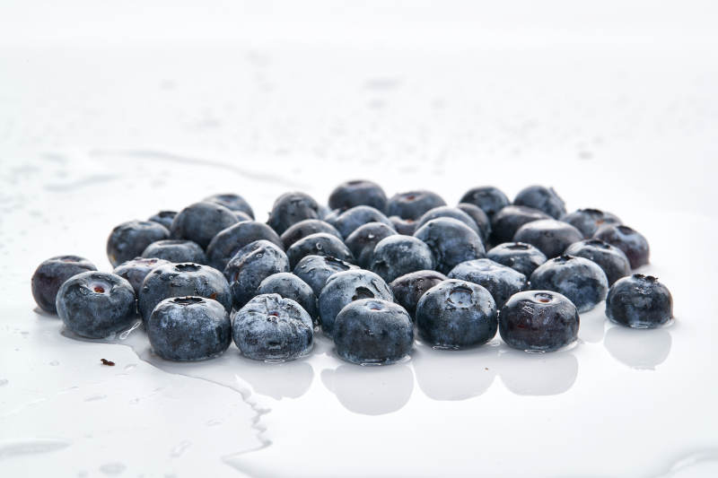 白色背景上摆放的鲜红圣女果