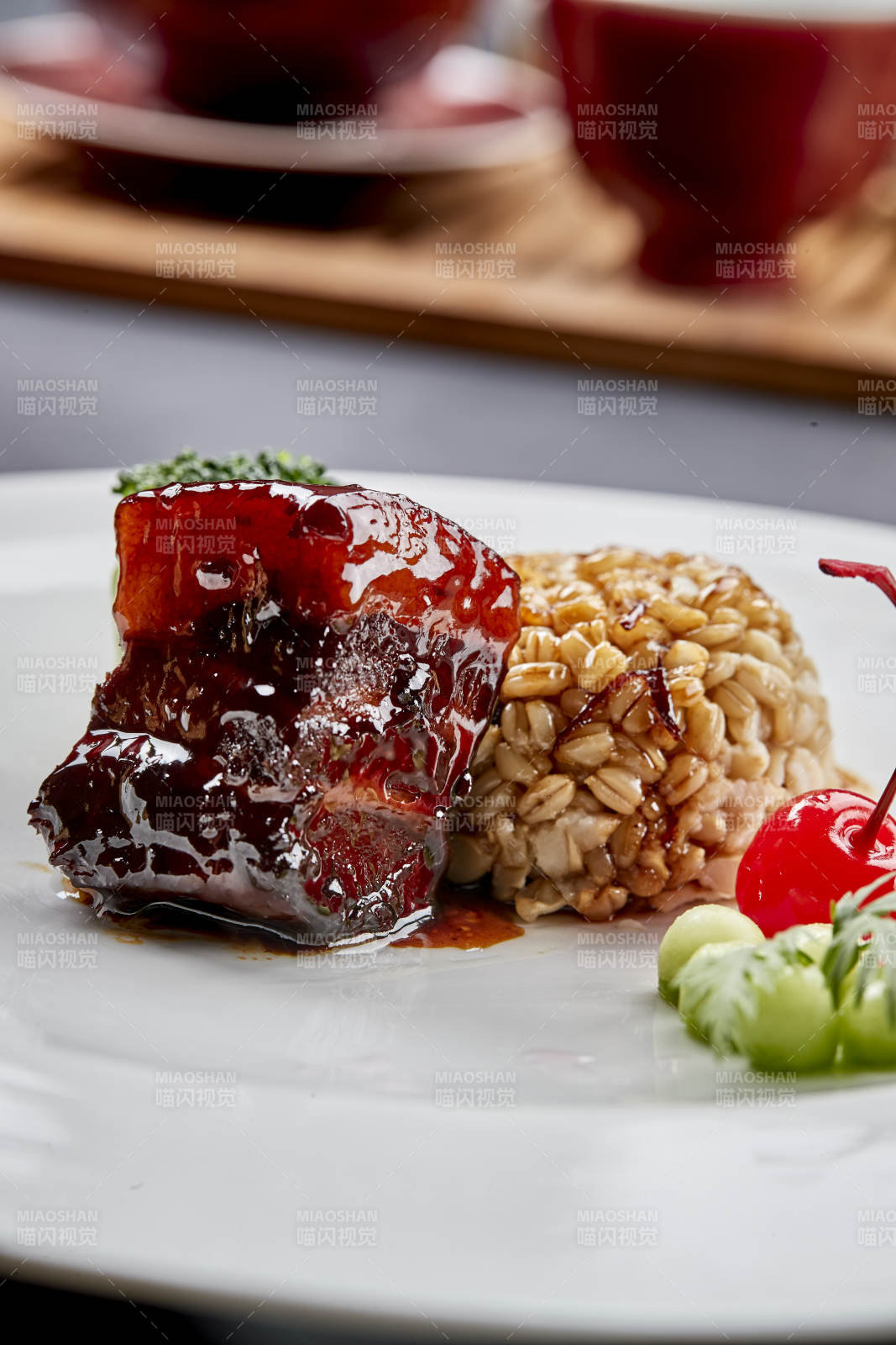 位菜澆汁東坡肉配薏仁米飯