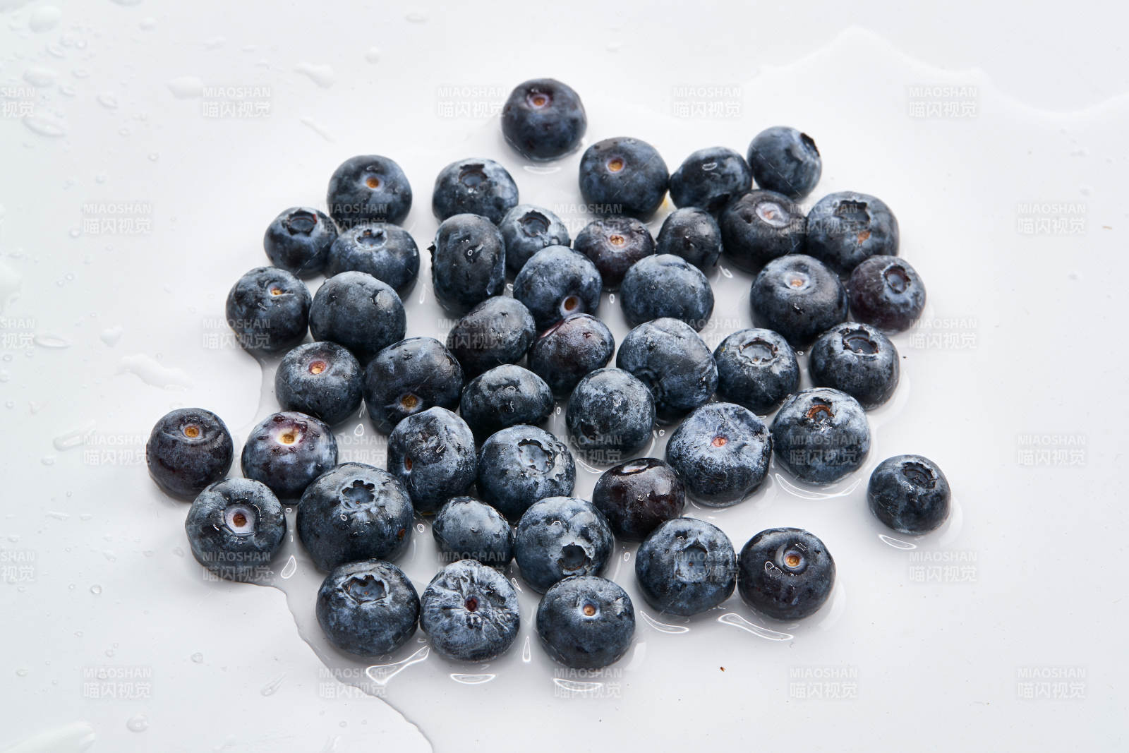 白色背景上摆放的鲜红圣女果