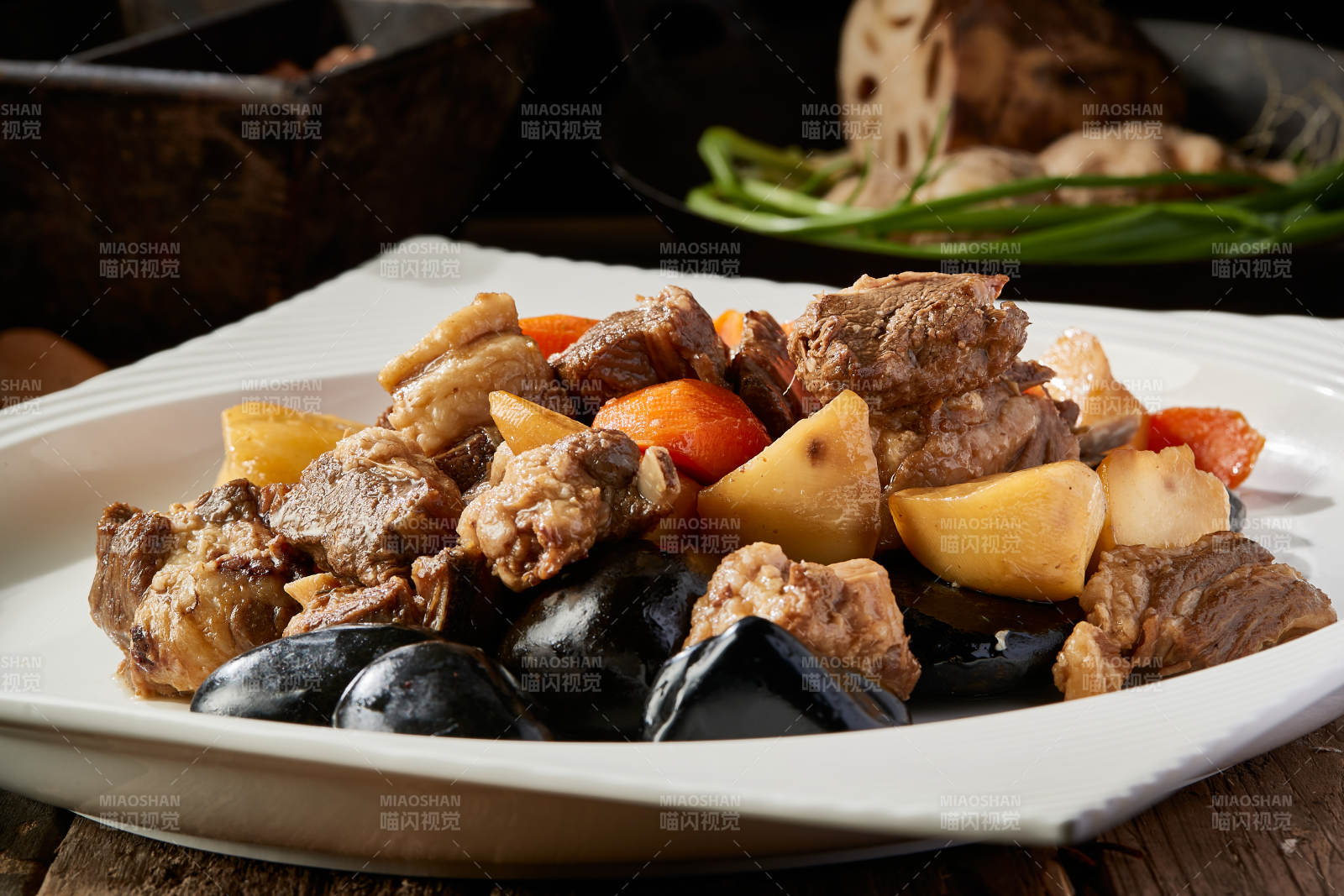 岩烧加热的胡萝卜土豆炖牛肉