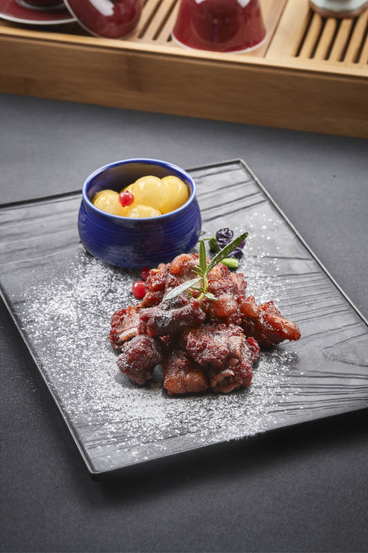 精美凉菜撒粉糖醋小排骨