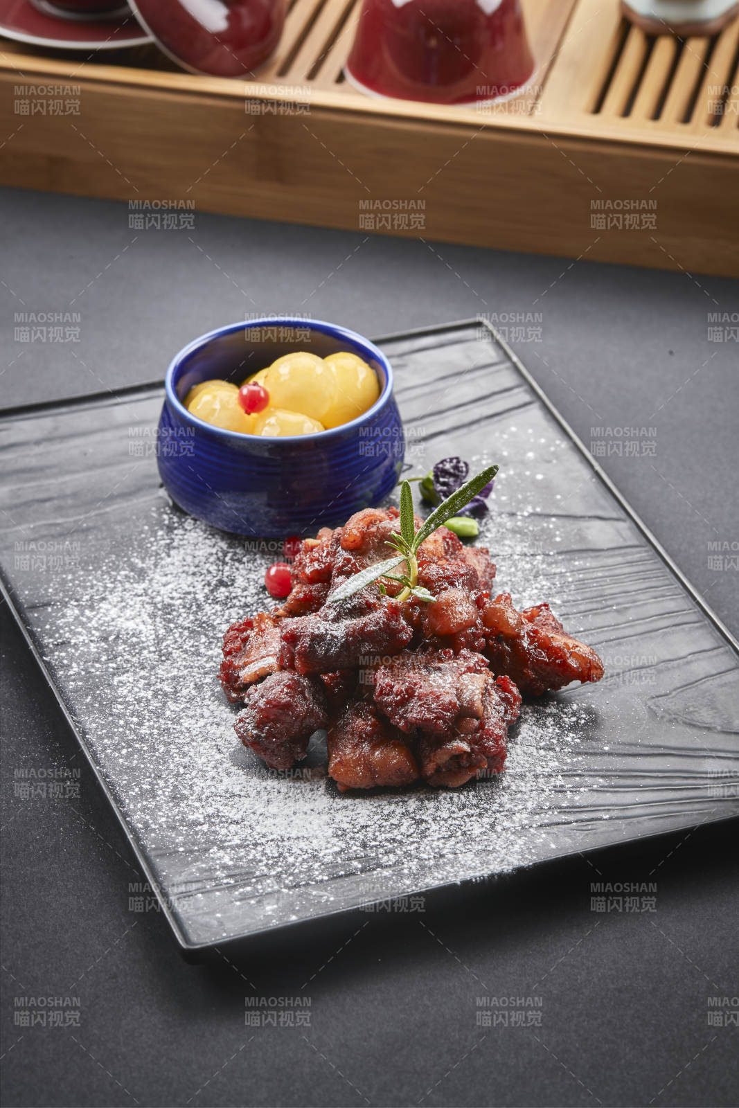 精美凉菜撒粉糖醋小排骨