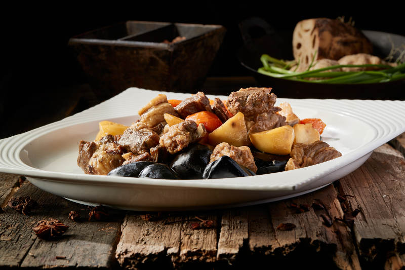 岩烧加热的胡萝卜土豆炖牛肉