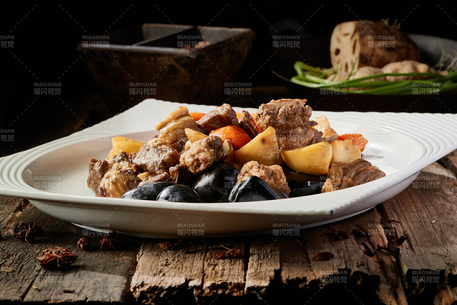 岩烧加热的胡萝卜土豆炖牛肉