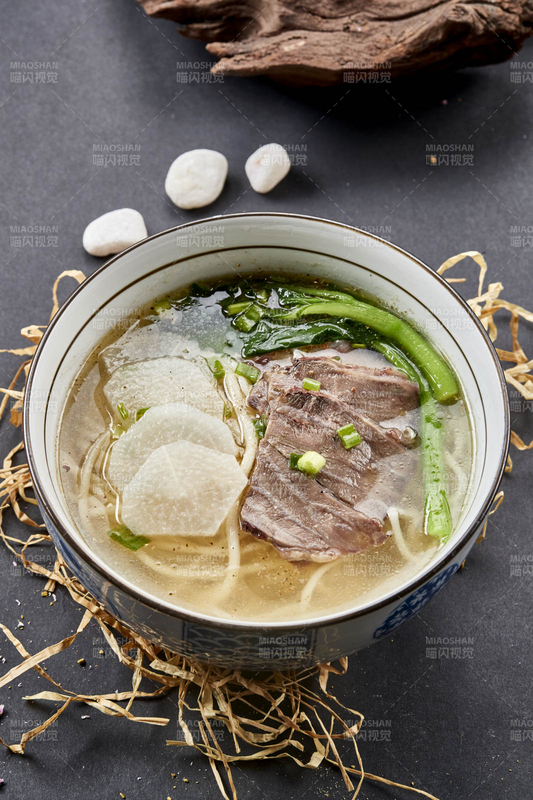 飘着大块牛肉萝卜青菜的兰州拉面-摄影图