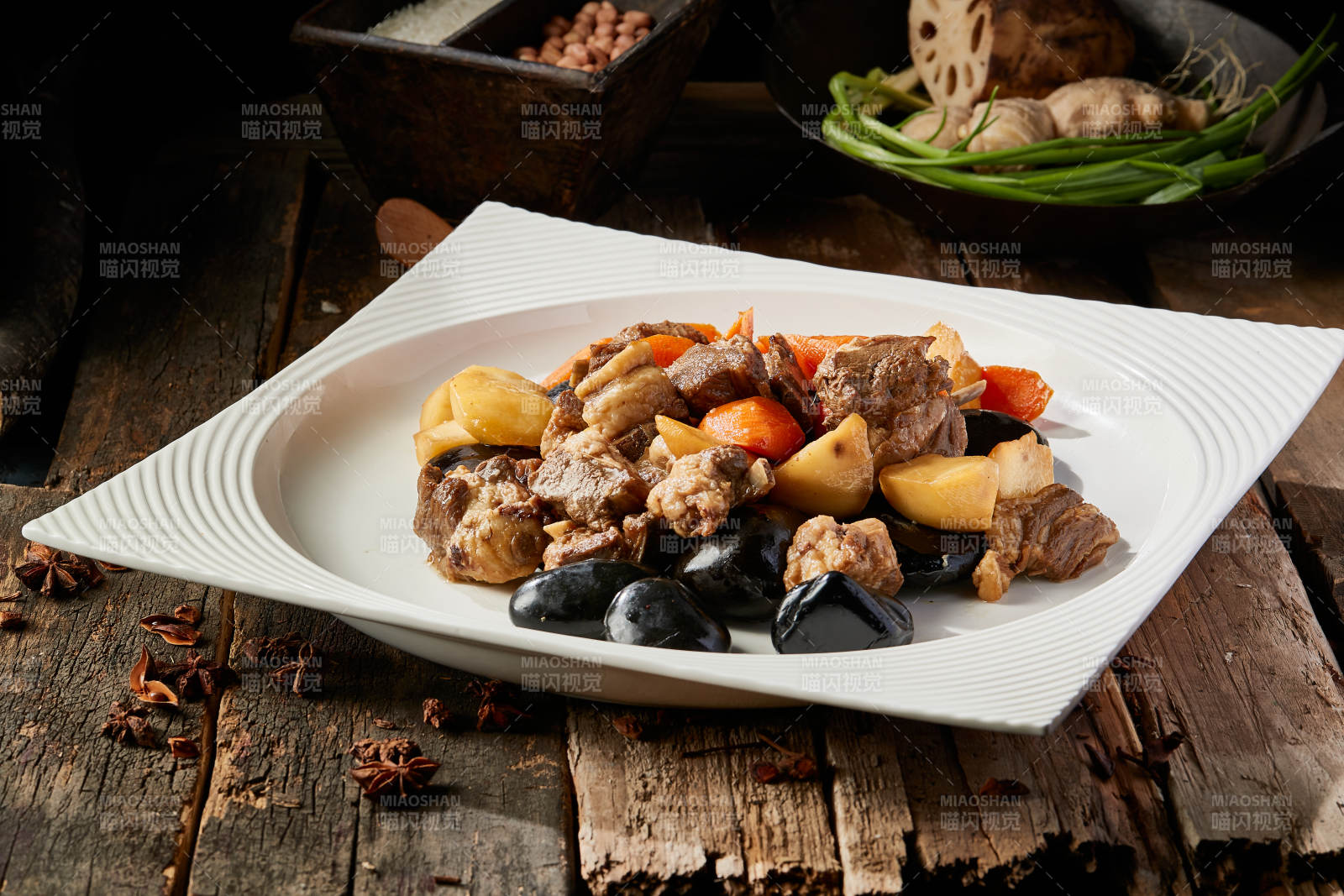 岩烧加热的胡萝卜土豆炖牛肉