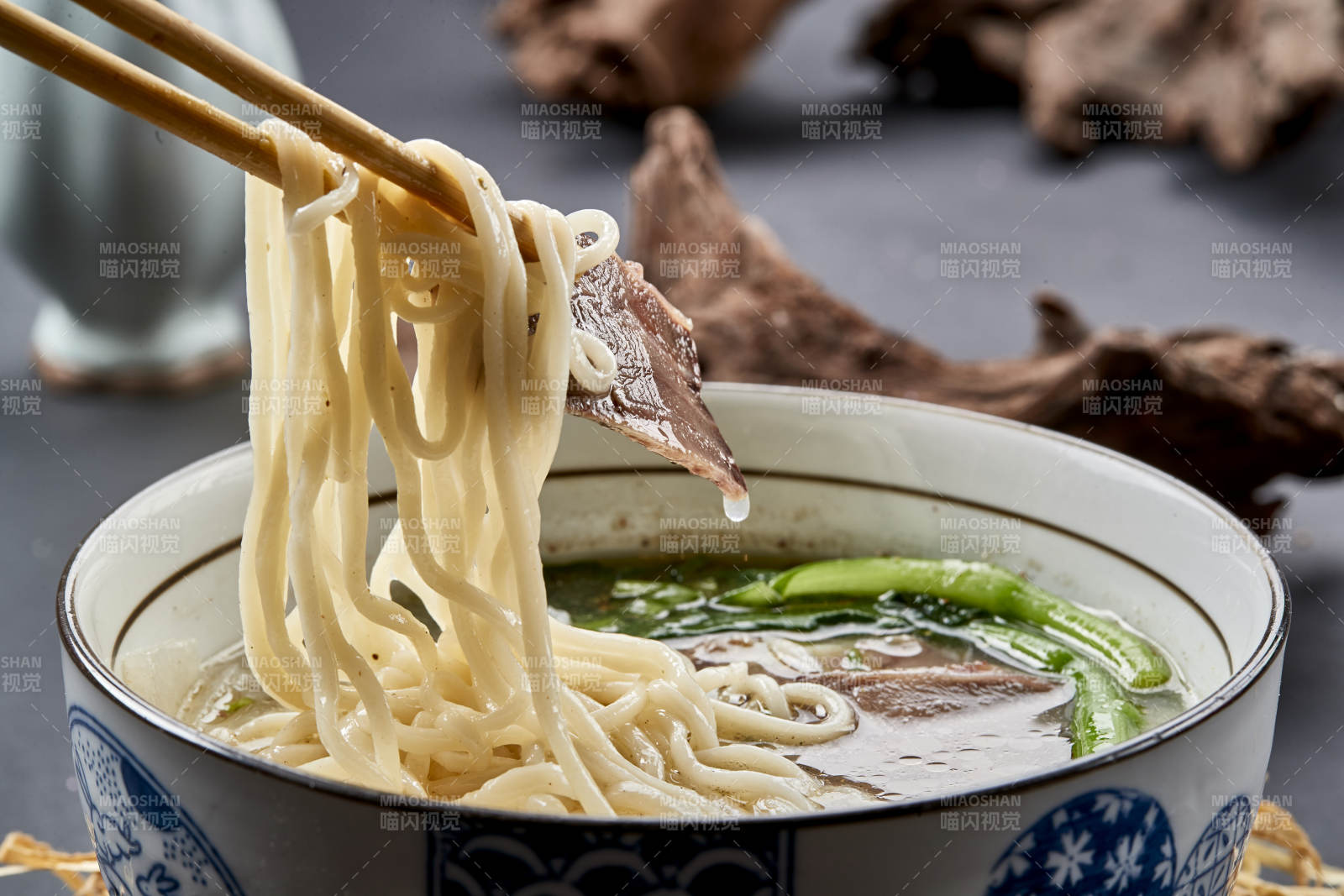 飘着大块牛肉萝卜青菜的兰州拉面-摄影图