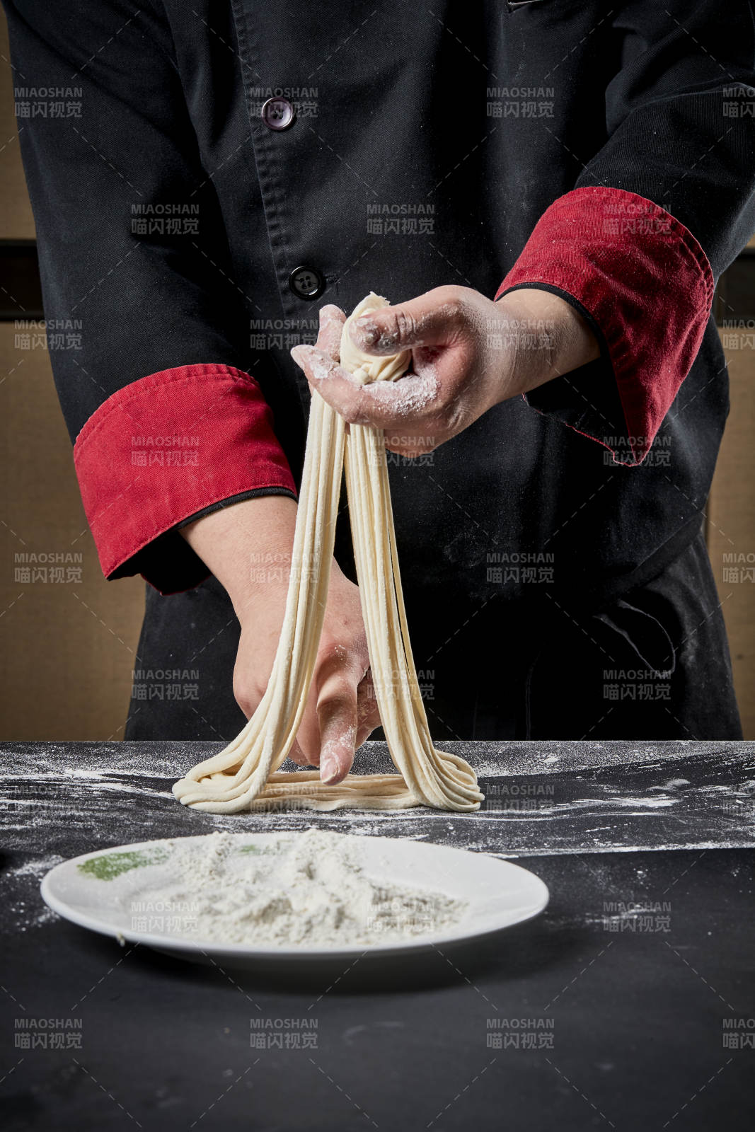 技艺精湛的拉面师在展示拉面制作