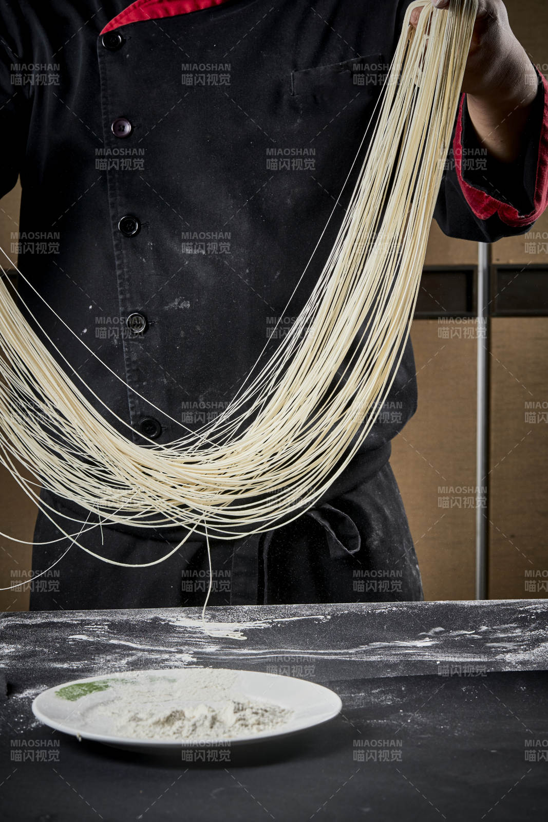 技藝精湛的拉面師在展示拉面制作