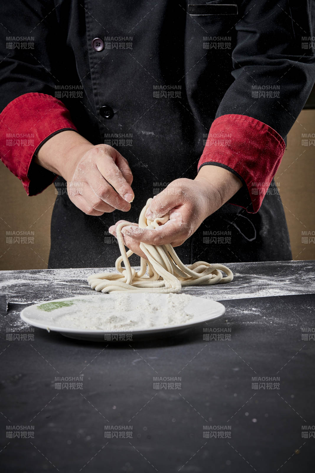 技藝精湛的拉面師在展示拉面制作