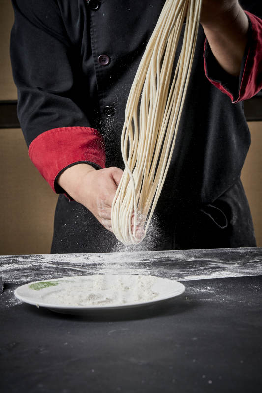 技艺精湛的拉面师在展示拉面制作