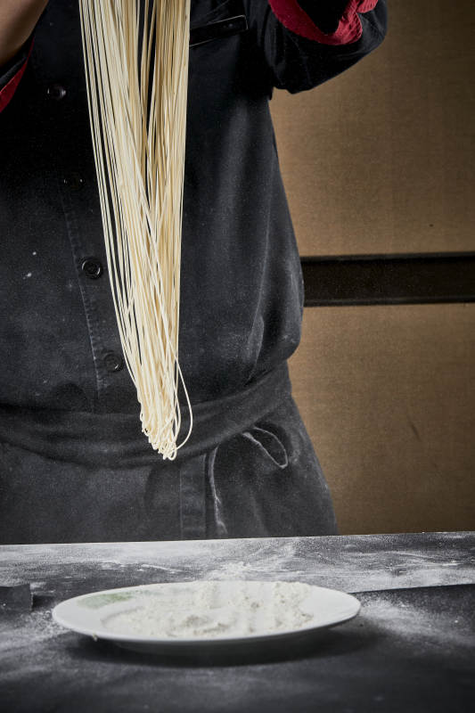 技艺精湛的拉面师在展示拉面制作