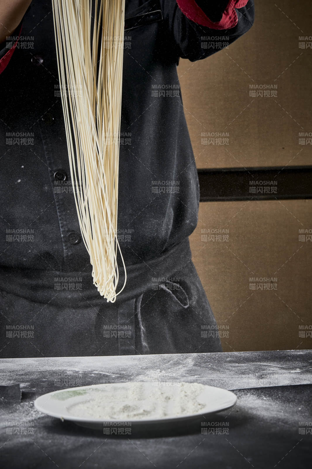 技艺精湛的拉面师在展示拉面制作