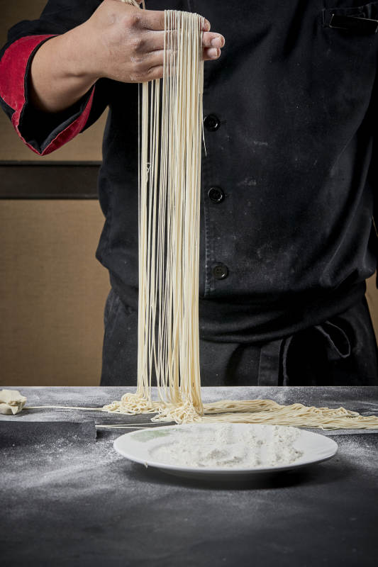 技艺精湛的拉面师在展示拉面制作