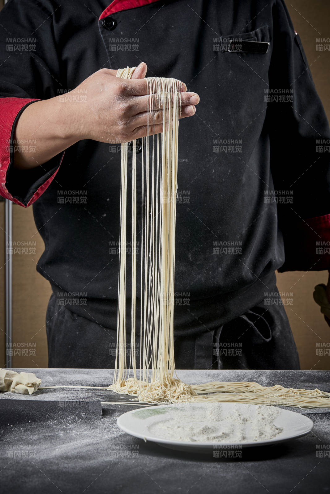 技艺精湛的拉面师在展示拉面制作