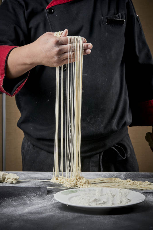技艺精湛的拉面师在展示拉面制作