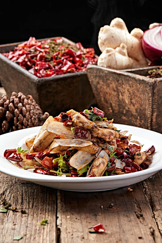 白色圆盘装的辣炒蛏子