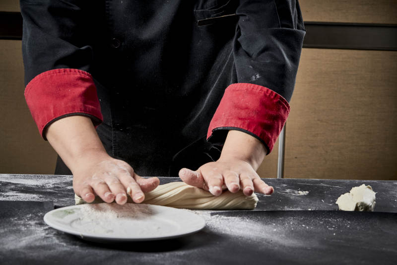 技艺精湛的拉面师在展示拉面制作