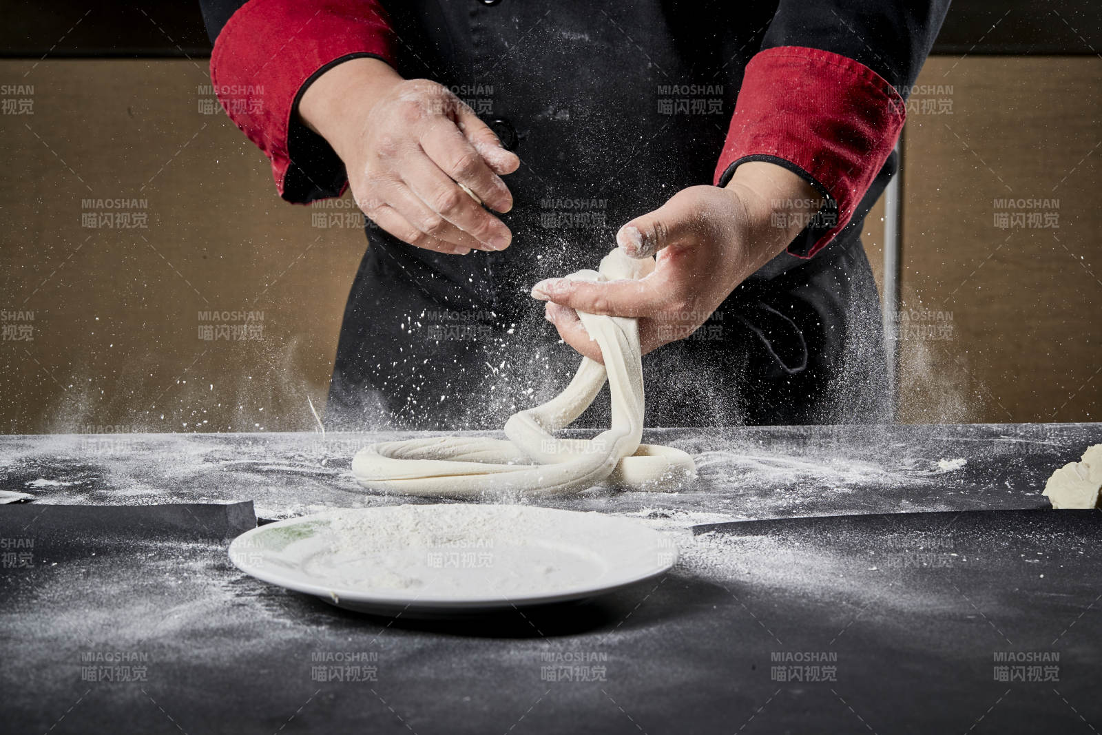 技艺精湛的拉面师在展示拉面制作
