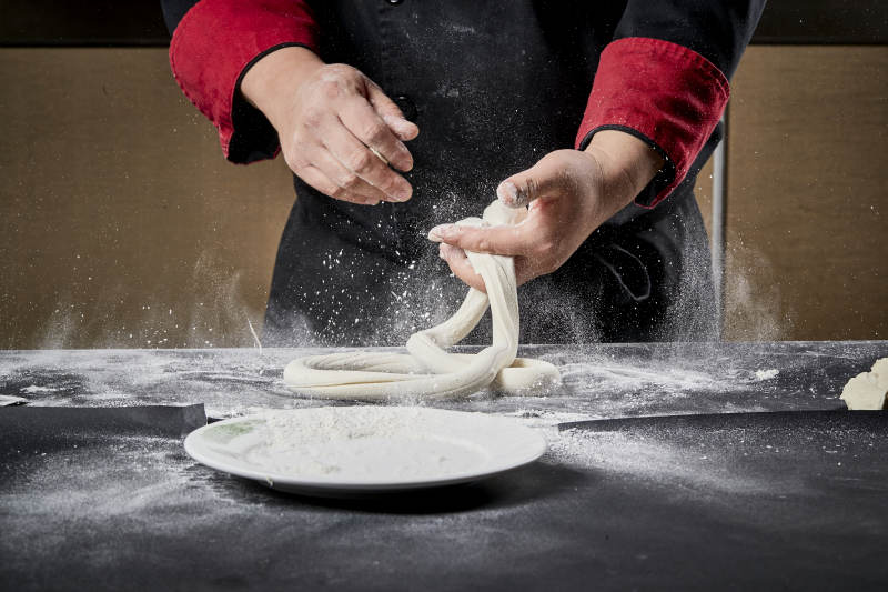 技艺精湛的拉面师在展示拉面制作