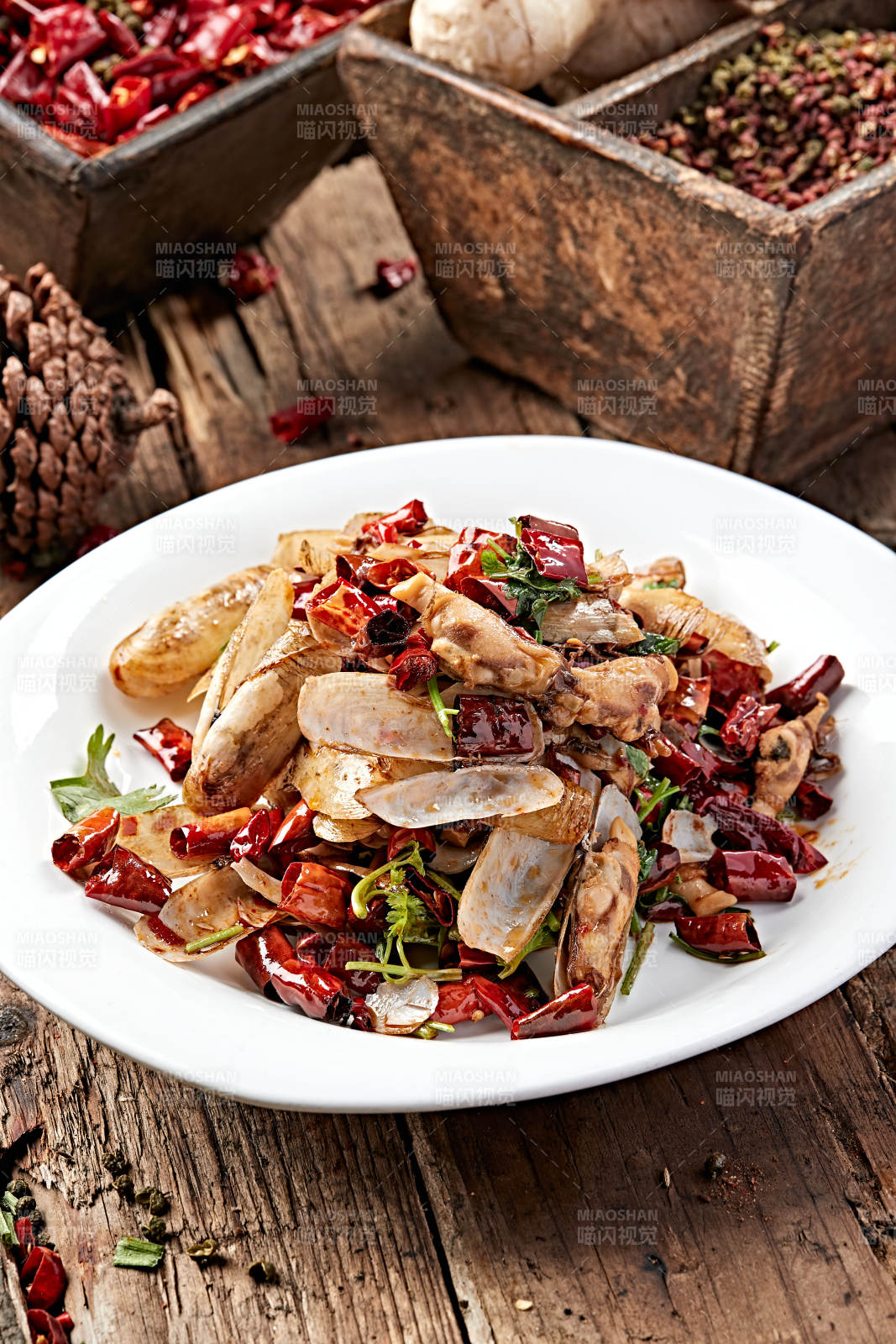 白色圆盘装的辣炒蛏子