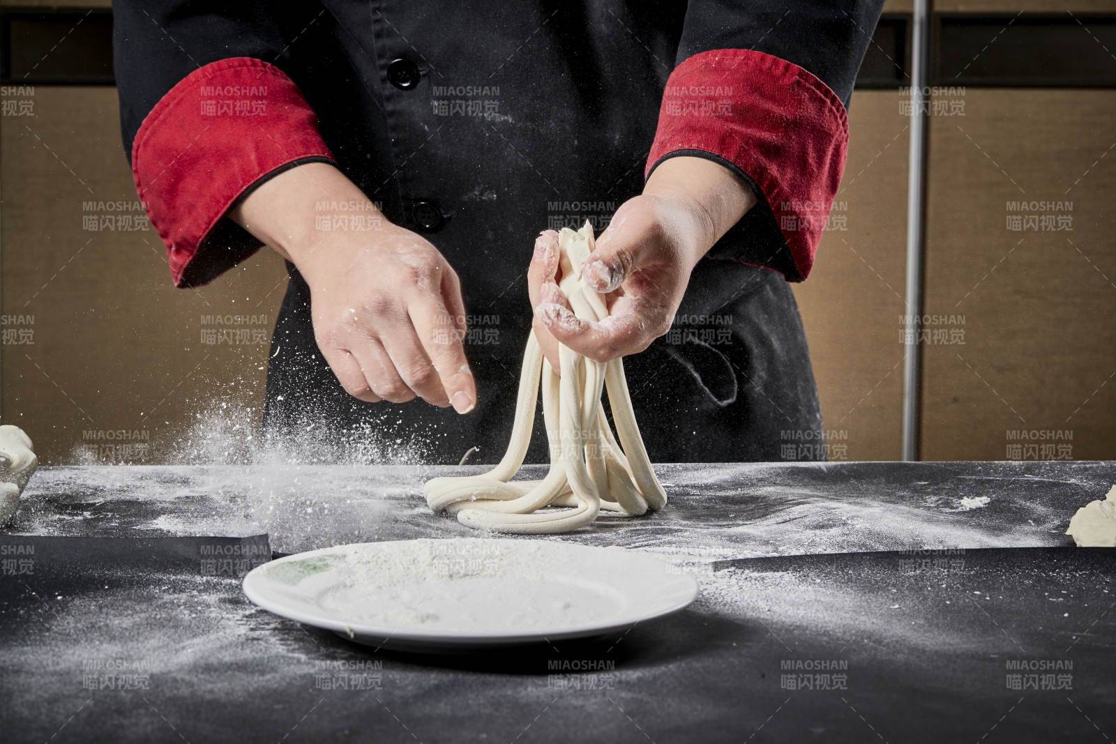 技艺精湛的拉面师在展示拉面制作