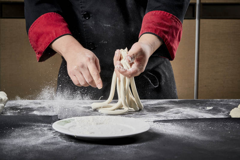 技艺精湛的拉面师在展示拉面制作