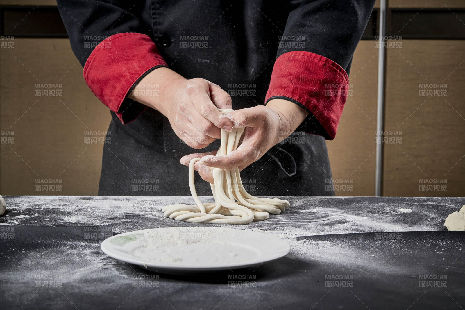 技艺精湛的拉面师在展示拉面制作
