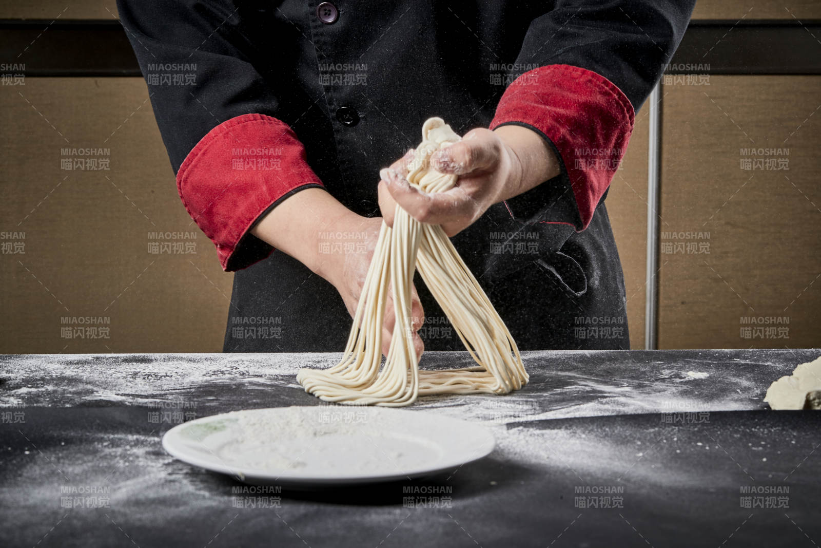 技艺精湛的拉面师在展示拉面制作