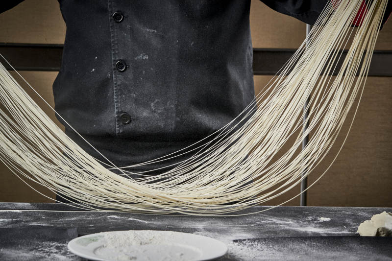 技艺精湛的拉面师在展示拉面制作